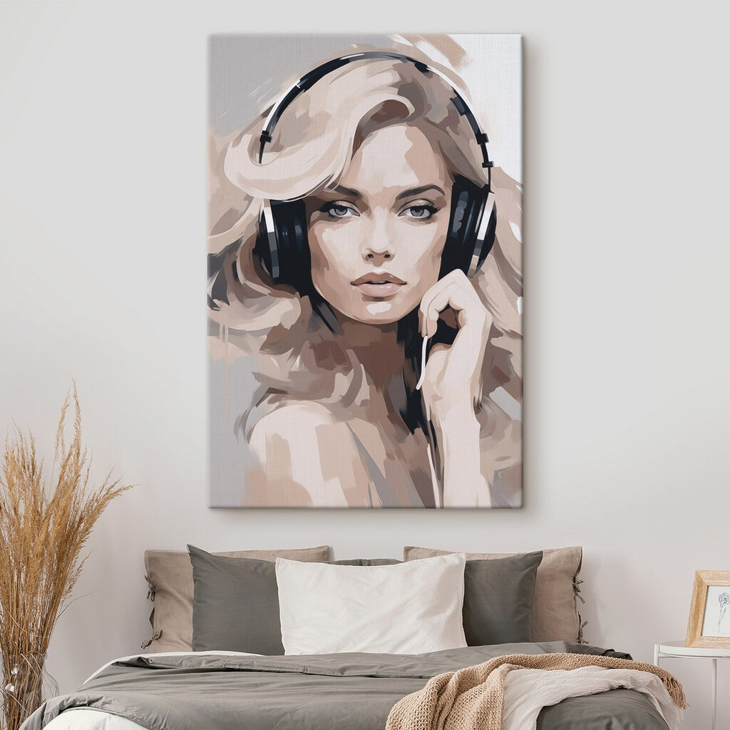 Femme blonde au casque dans un intérieur