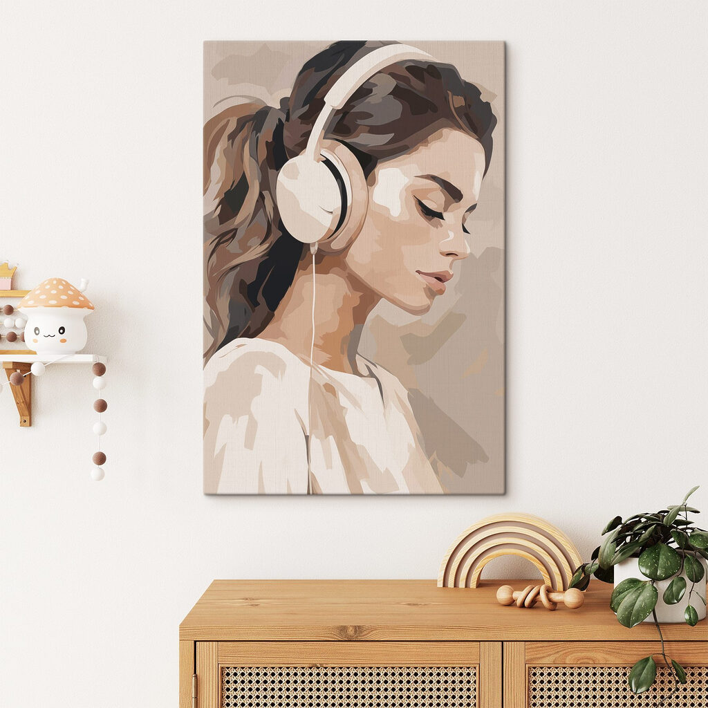 Femme au casque clair dans un intérieur