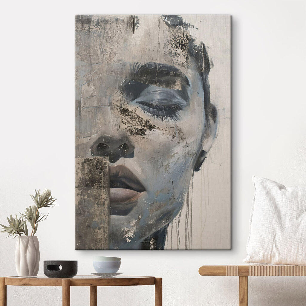 Demi-visage au pinceau dans un intérieur