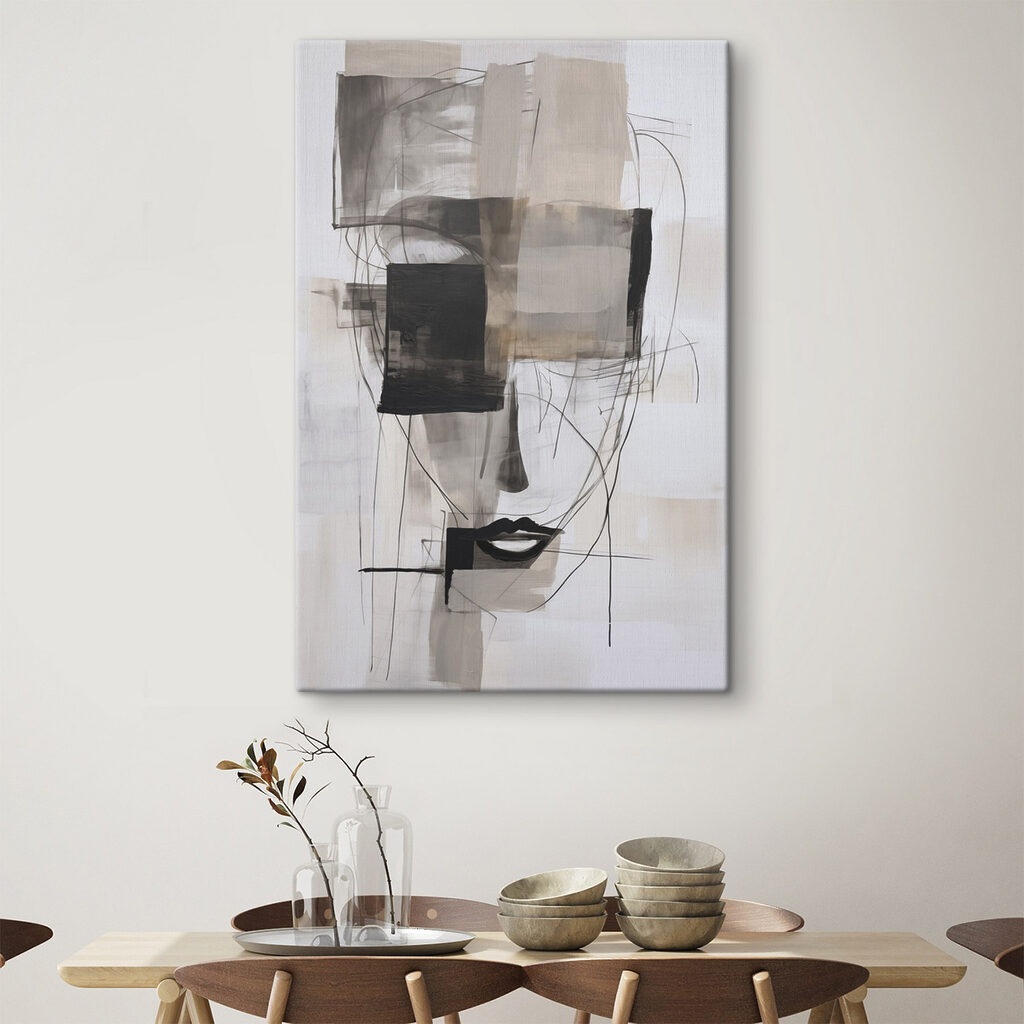 Visage et blocs gris dans un intérieur