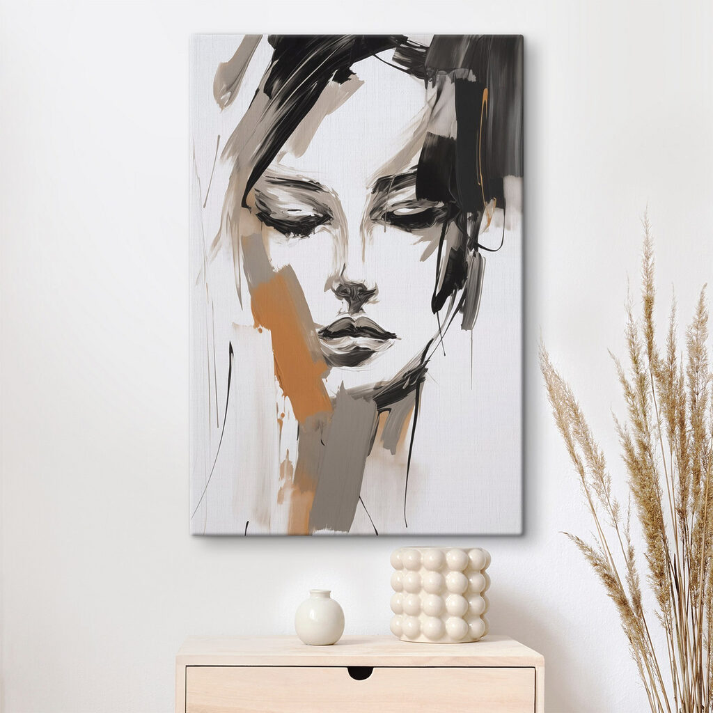 Portrait et touche d’ocre dans un intérieur