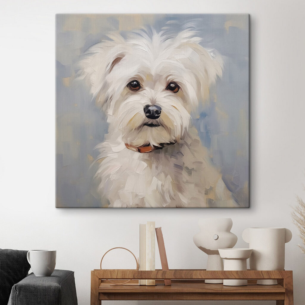 Petit chien blanc dans un intérieur