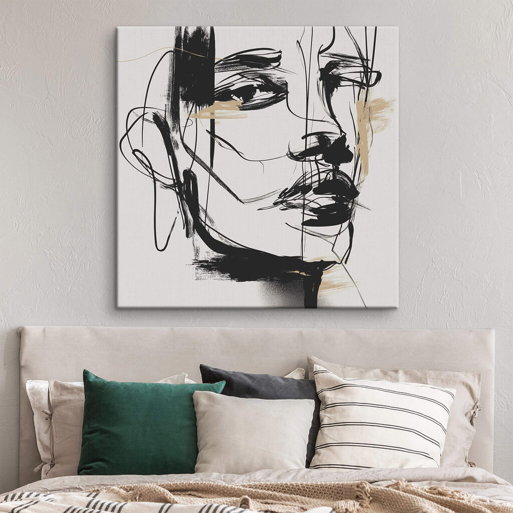 Visage aux lignes noires dans un intérieur