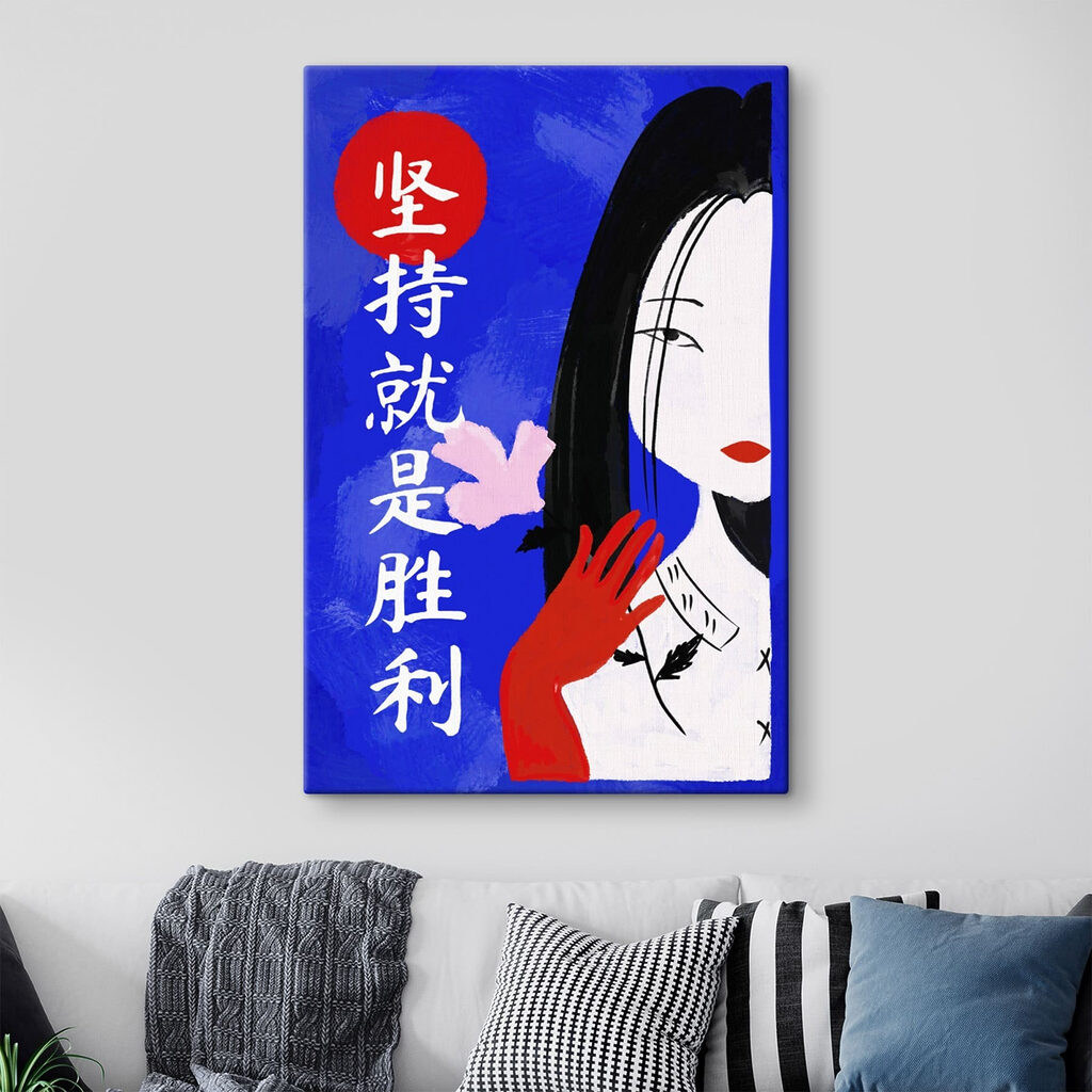 Femme sur bleu cobalt dans un intérieur