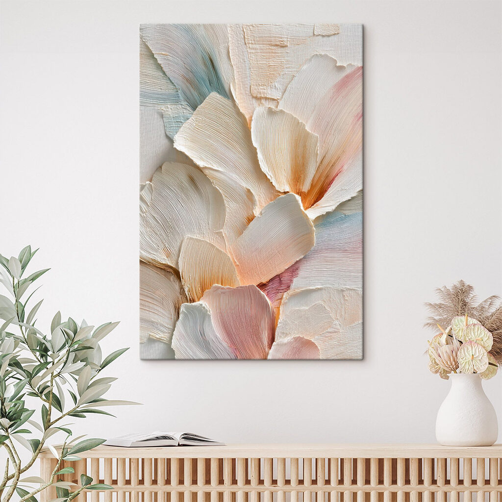 Pétales crème et pastel dans un intérieur