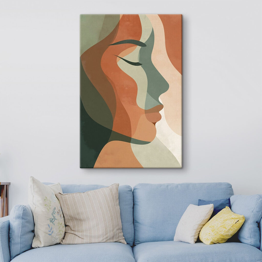 Profil féminin en vert dans un intérieur