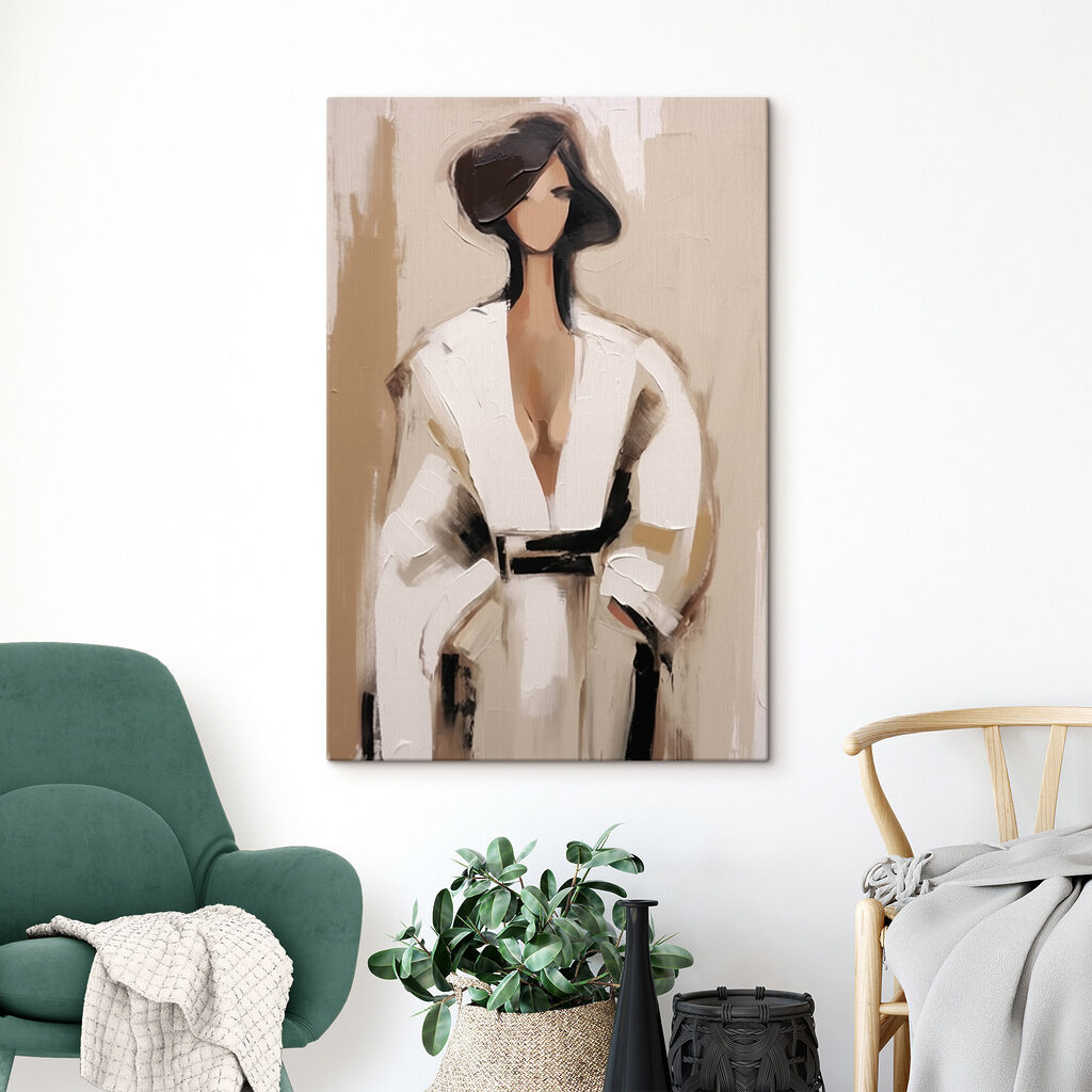 Femme en blanc dans un intérieur