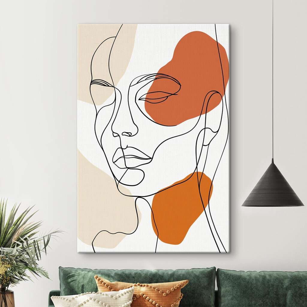 Visage tracé sur orange dans un intérieur