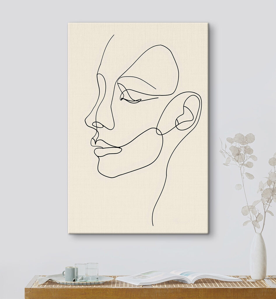 Profil au long cou dans un intérieur