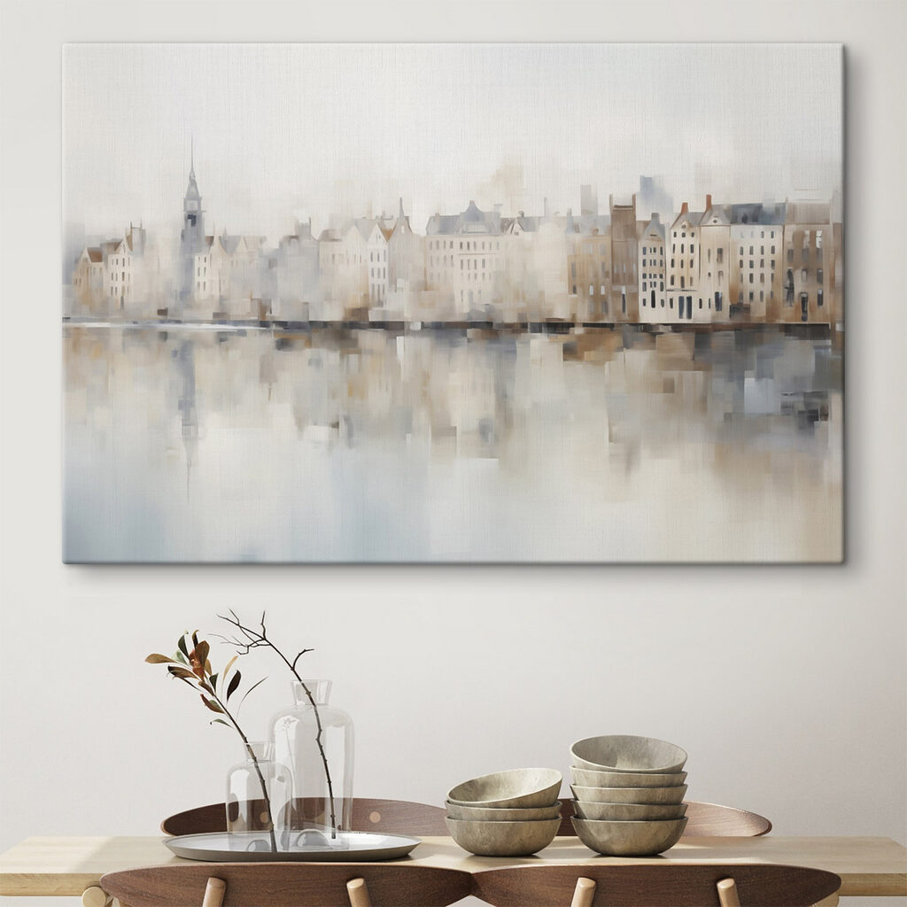Façades pâles sur l’eau dans un intérieur
