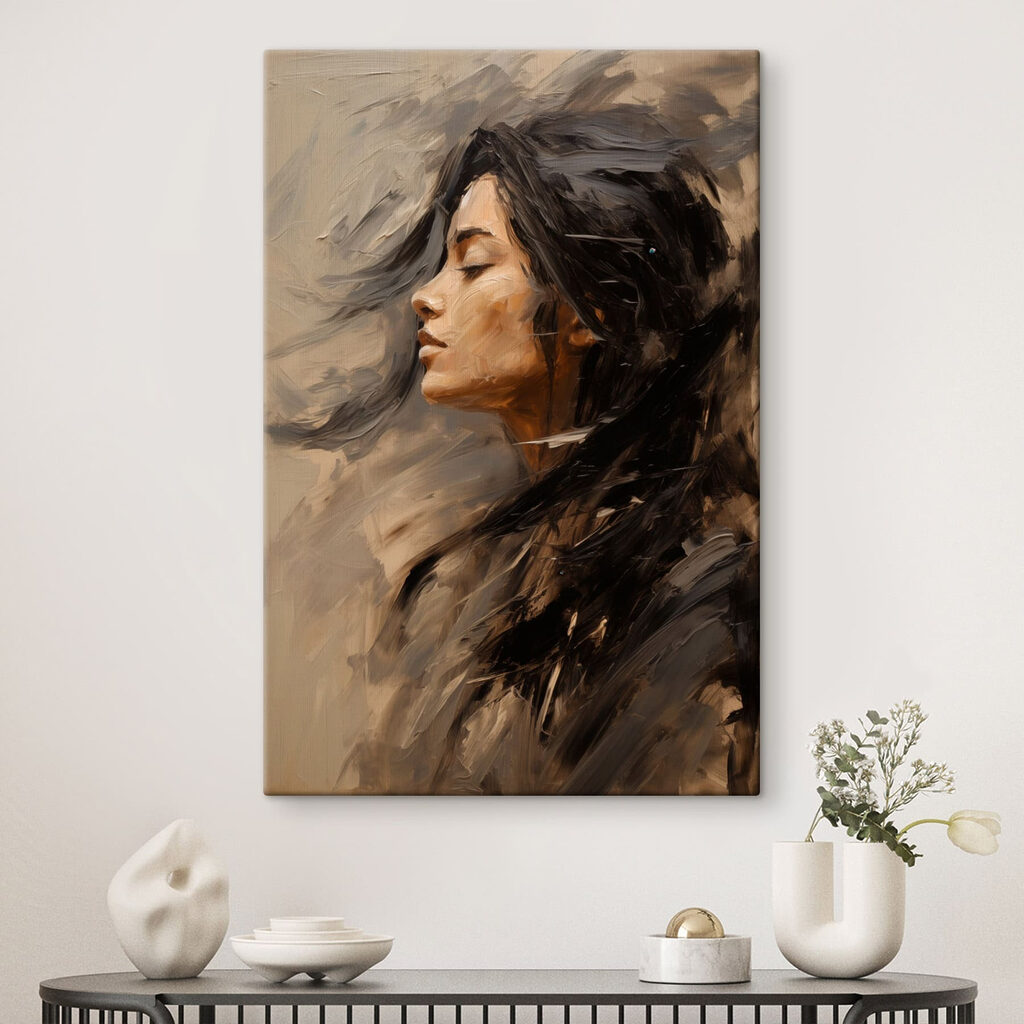 Femme au visage levé dans un intérieur