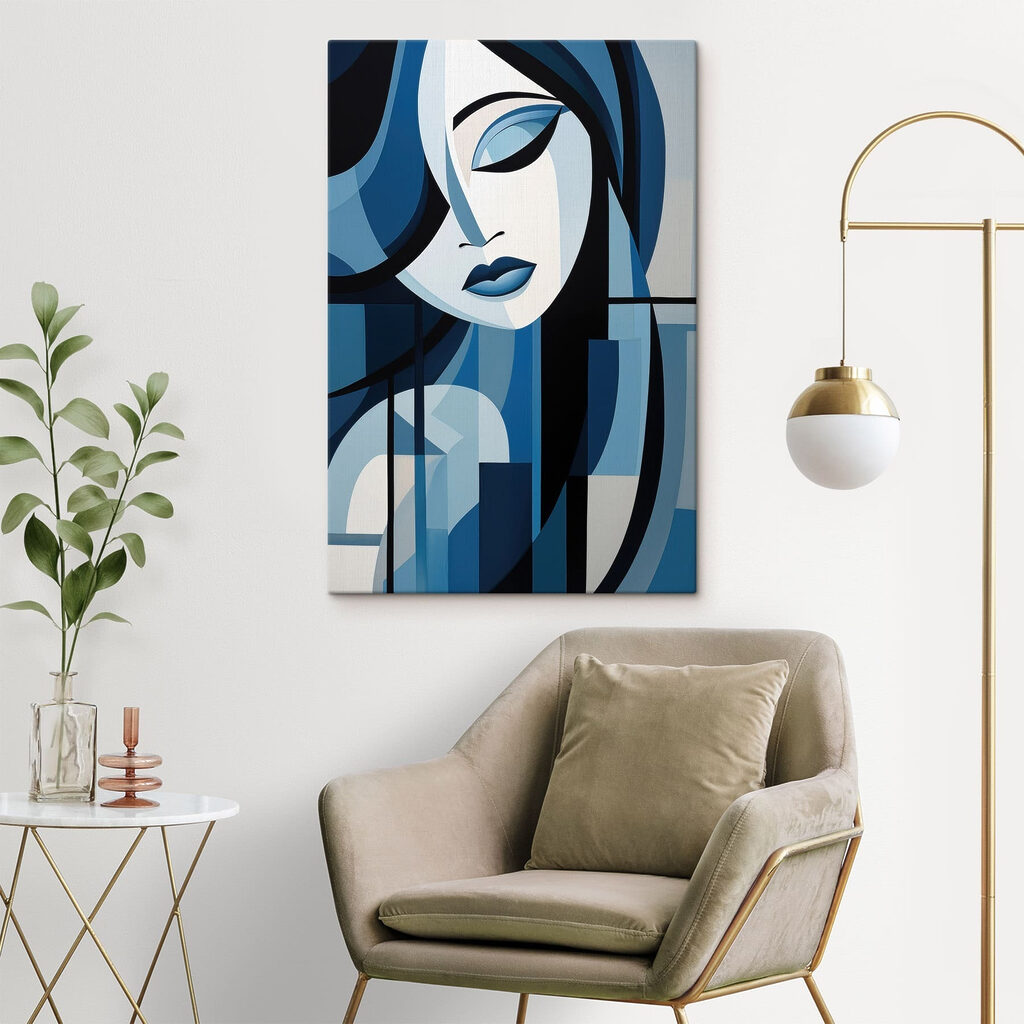 Visage incliné en bleus dans un intérieur