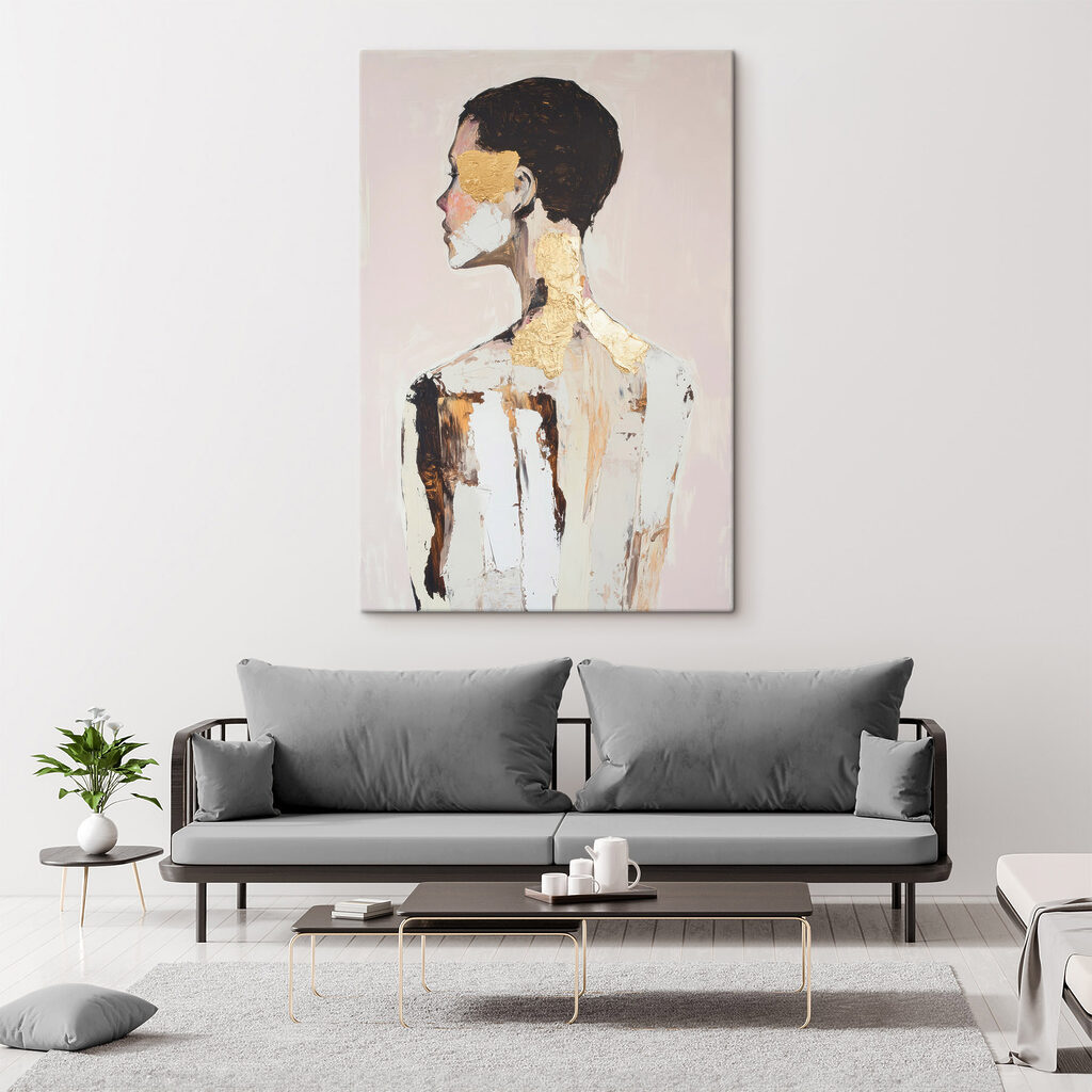 Cheveux courts rehaussés d’or dans un intérieur