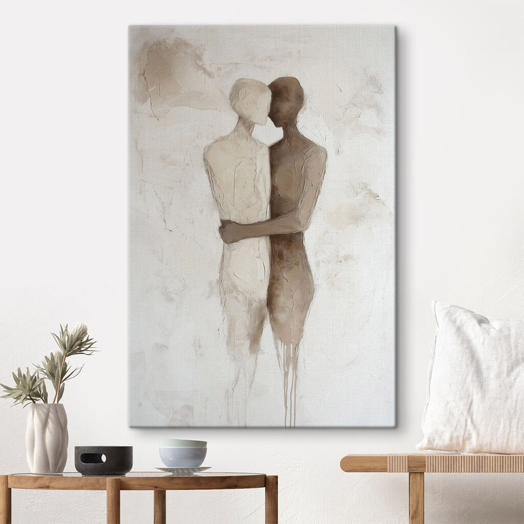 Deux silhouettes enlacées dans un intérieur