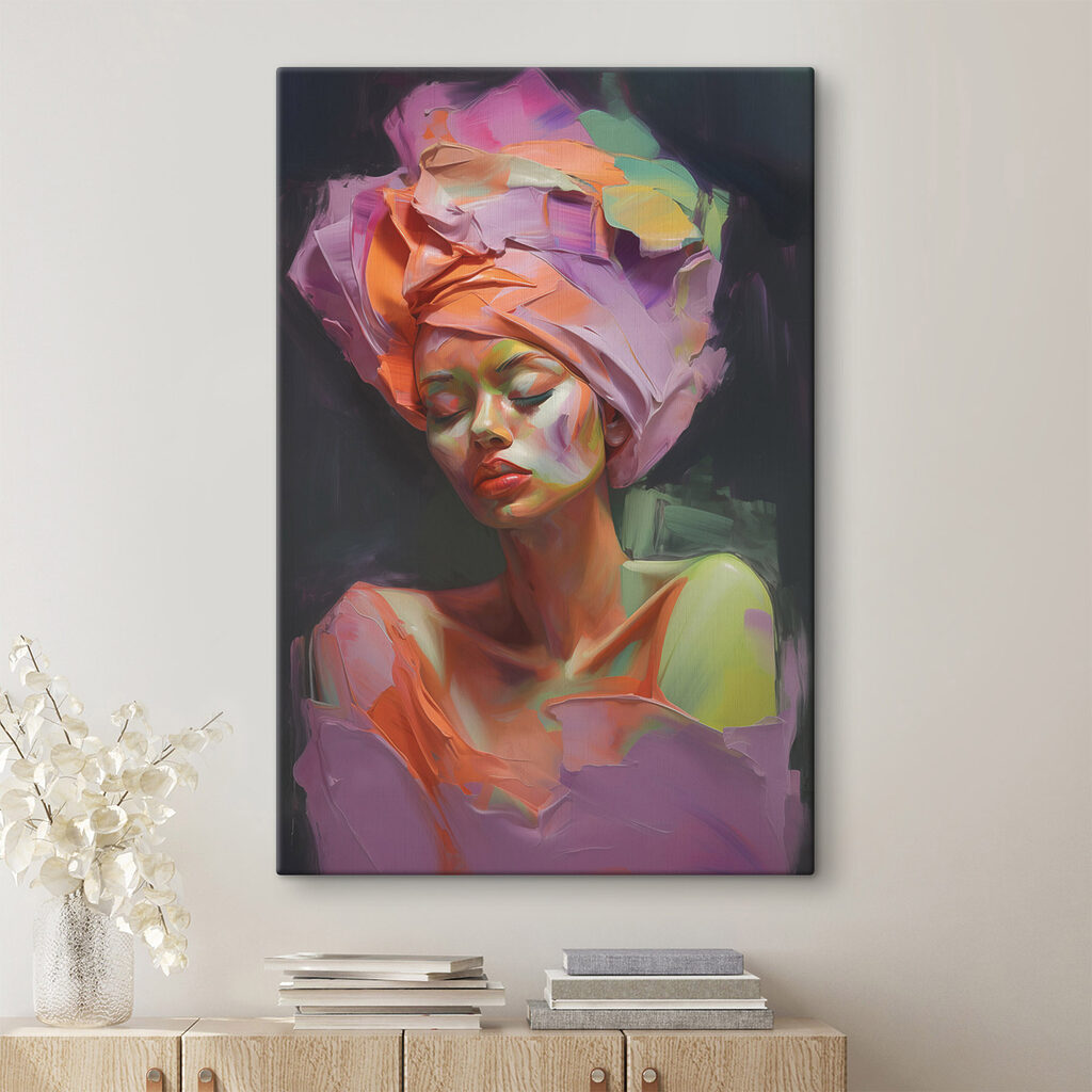 Femme au foulard coloré dans un intérieur