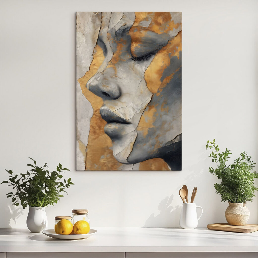 Yeux clos veinés d’or dans un intérieur