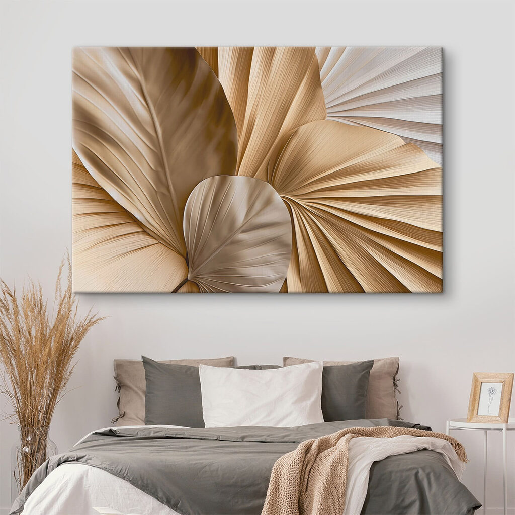 Éventails dorés superposés dans un intérieur