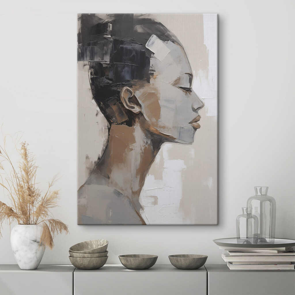 Chevelure sombre et gris dans un intérieur