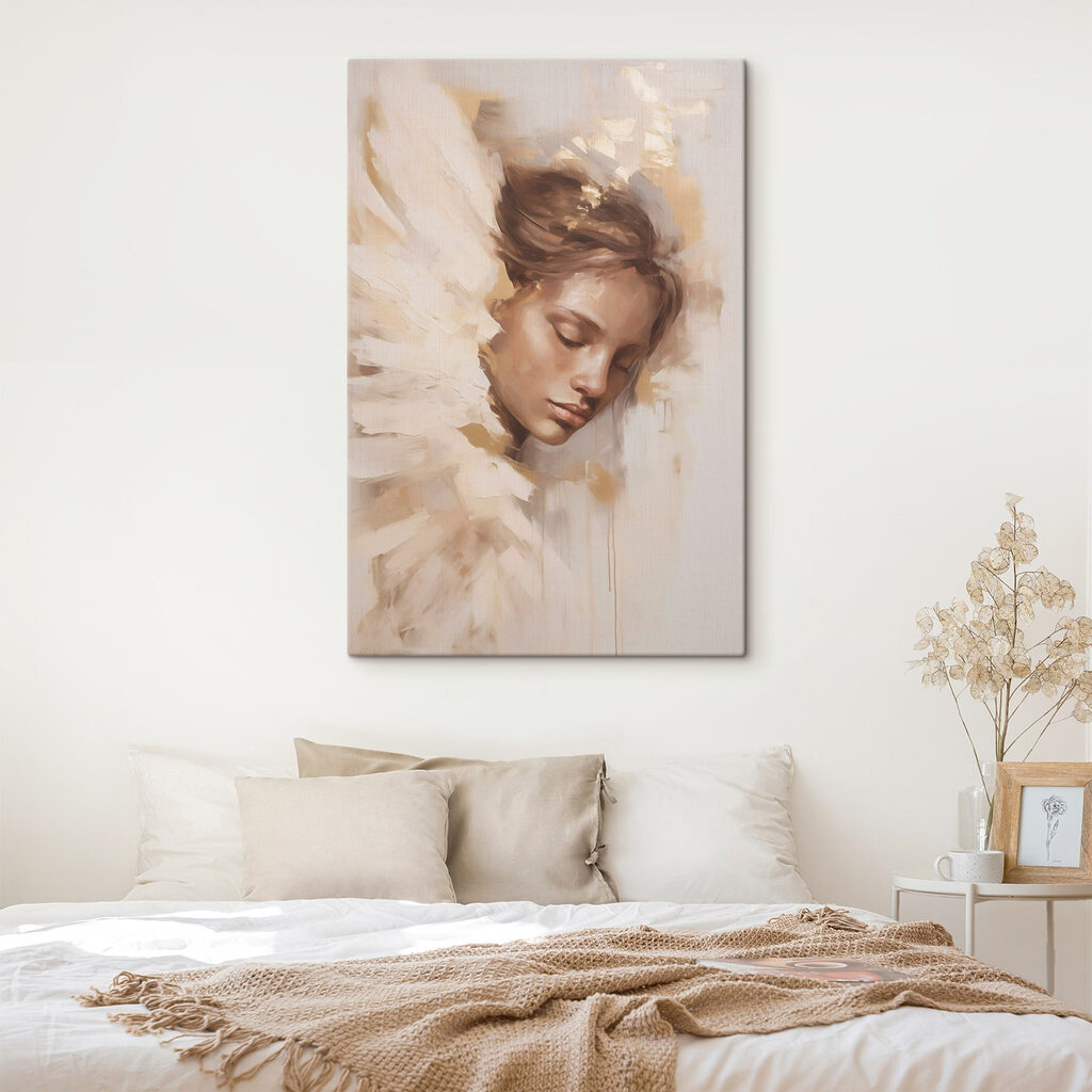 Visage penché et plumes dans un intérieur