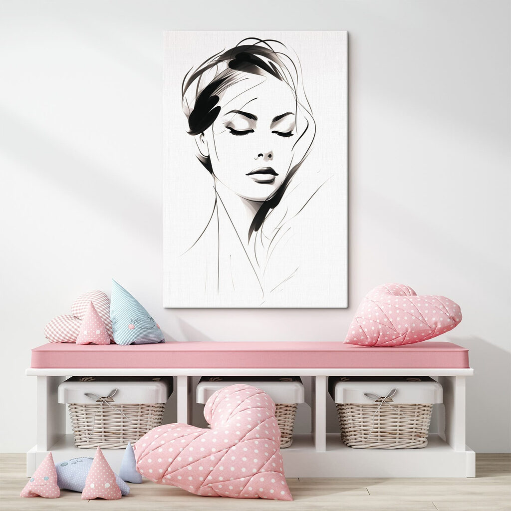 Regard à l’encre noire dans un intérieur