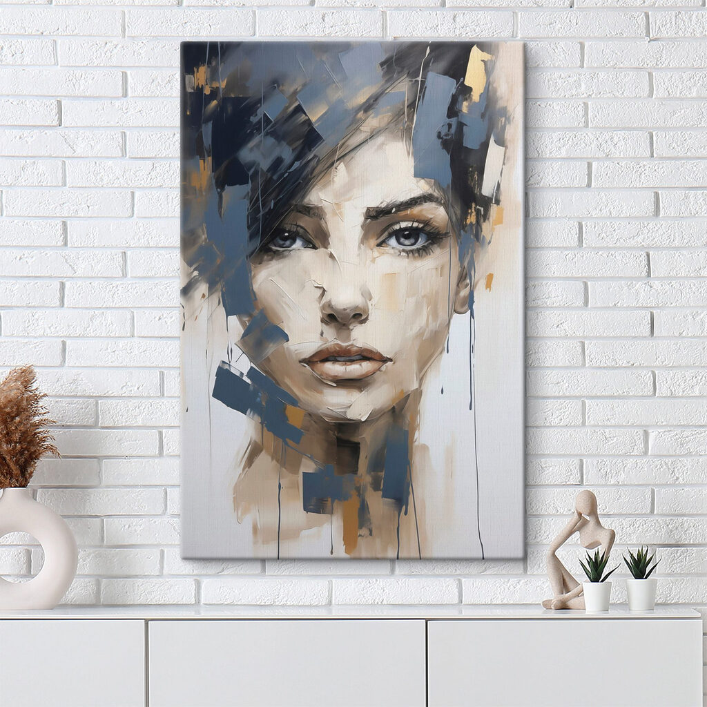 Regard féminin en bleu dans un intérieur