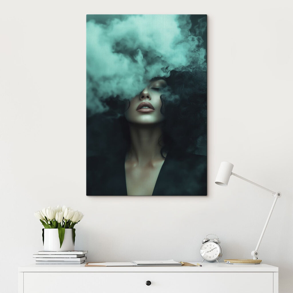 Femme au nuage turquoise dans un intérieur