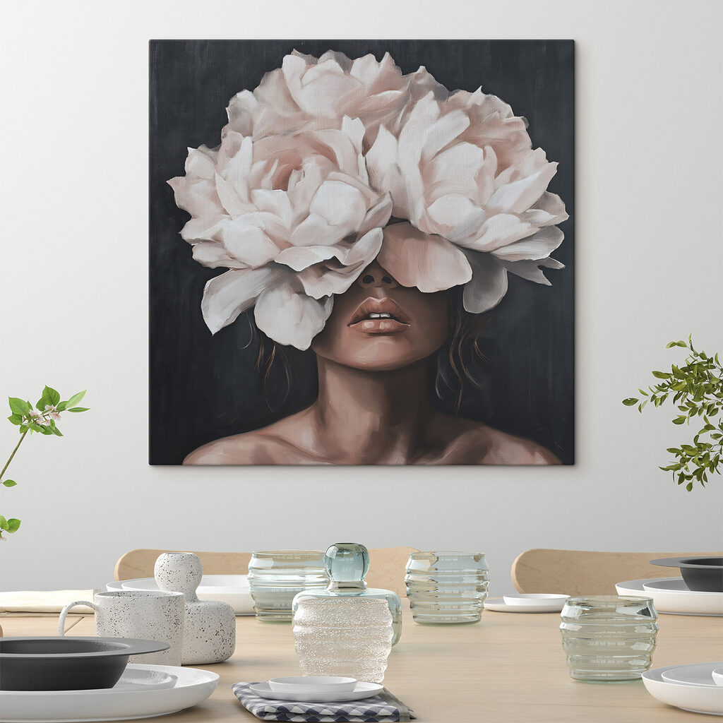 Pivoines sur le regard dans un intérieur