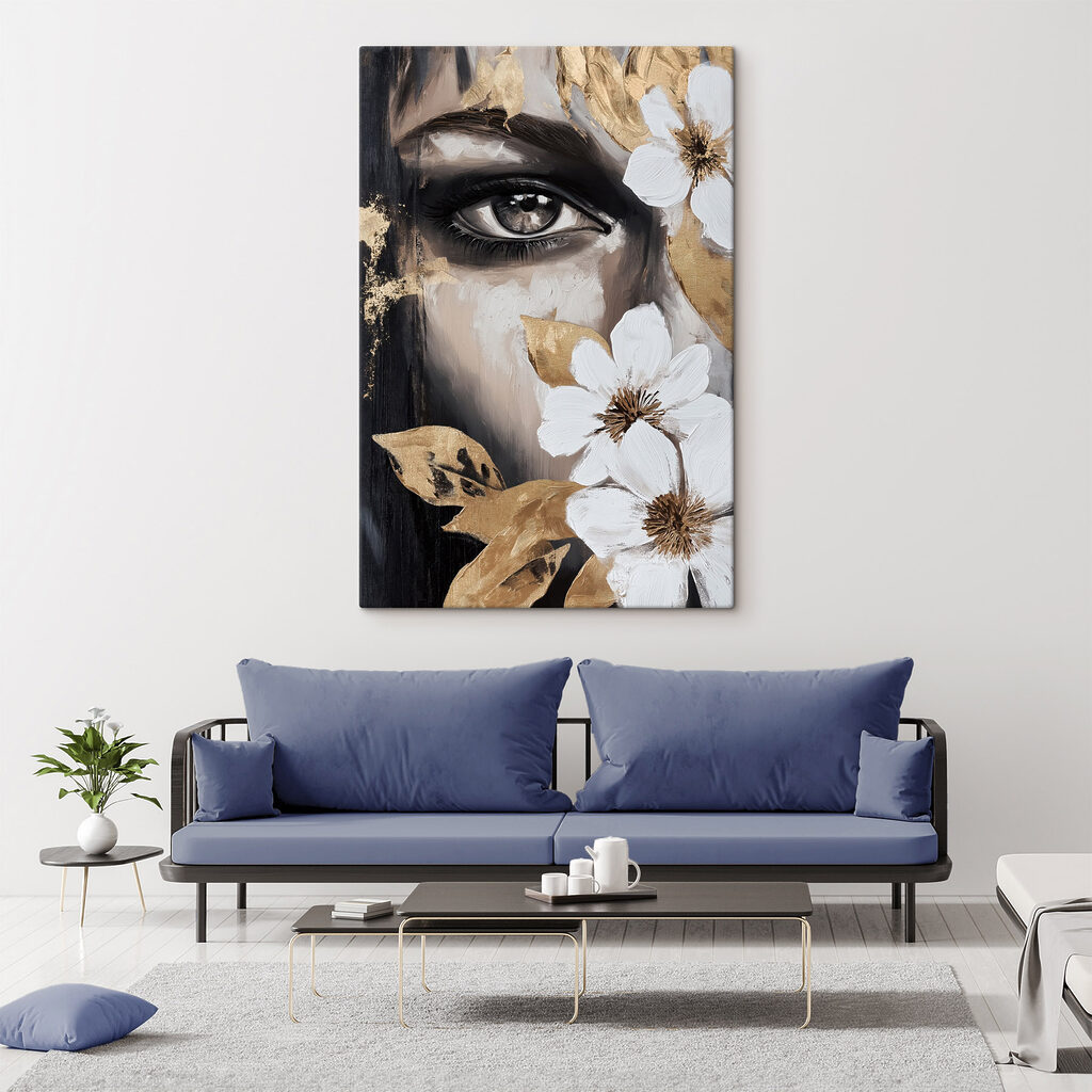 Regard clair rehaussé d’or dans un intérieur