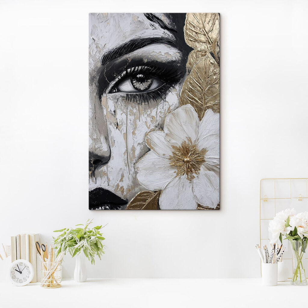 Œil gris et or dans un intérieur