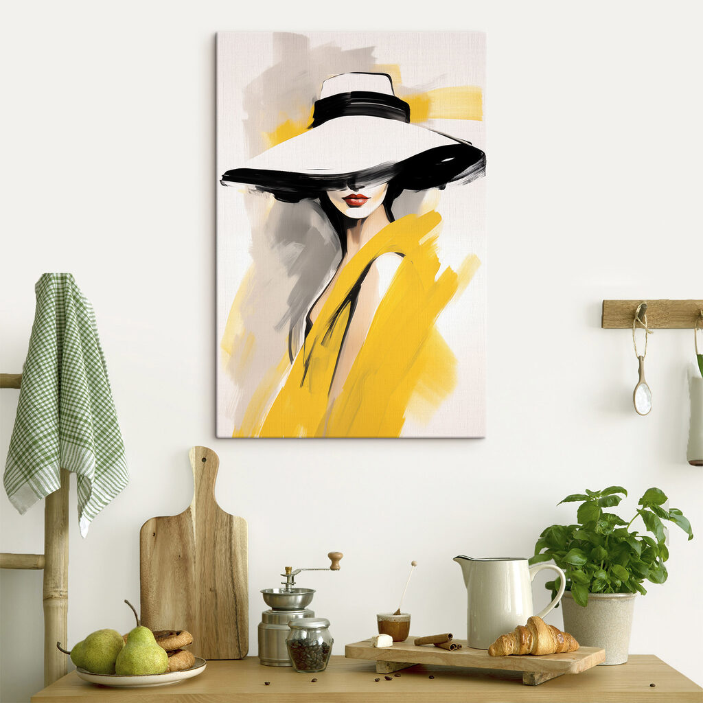 Femme au grand chapeau dans un intérieur
