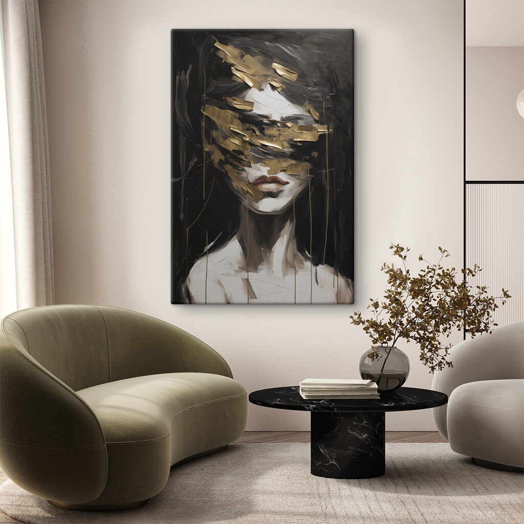 Yeux voilés d’or dans un intérieur
