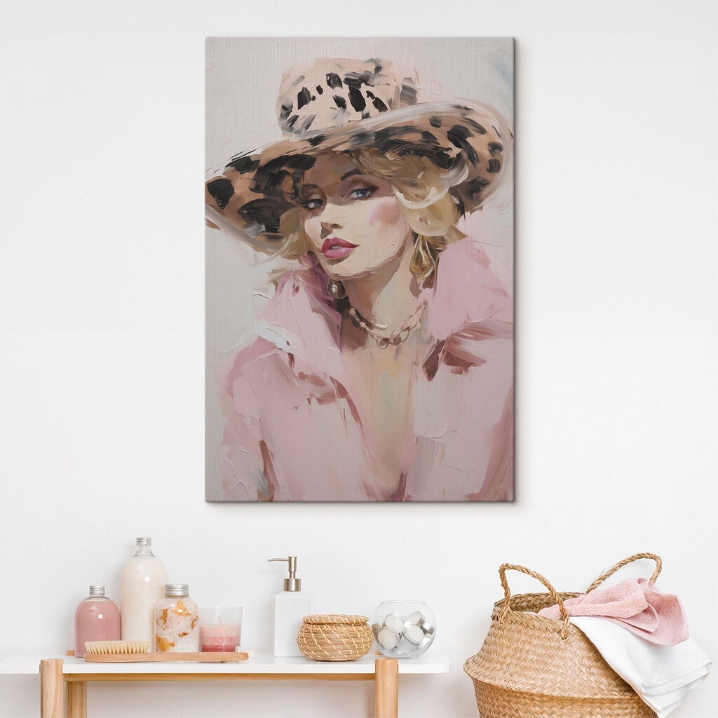 Femme au chapeau tacheté dans un intérieur
