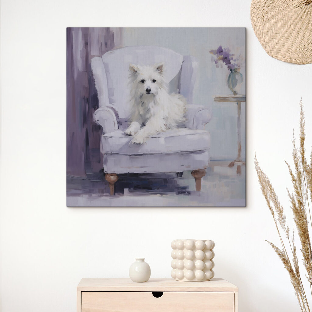 Chien blanc, touches lilas dans un intérieur