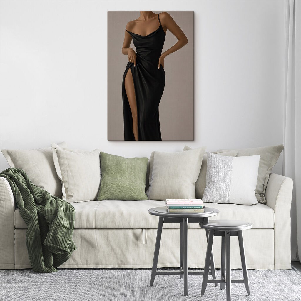Femme en robe noire dans un intérieur