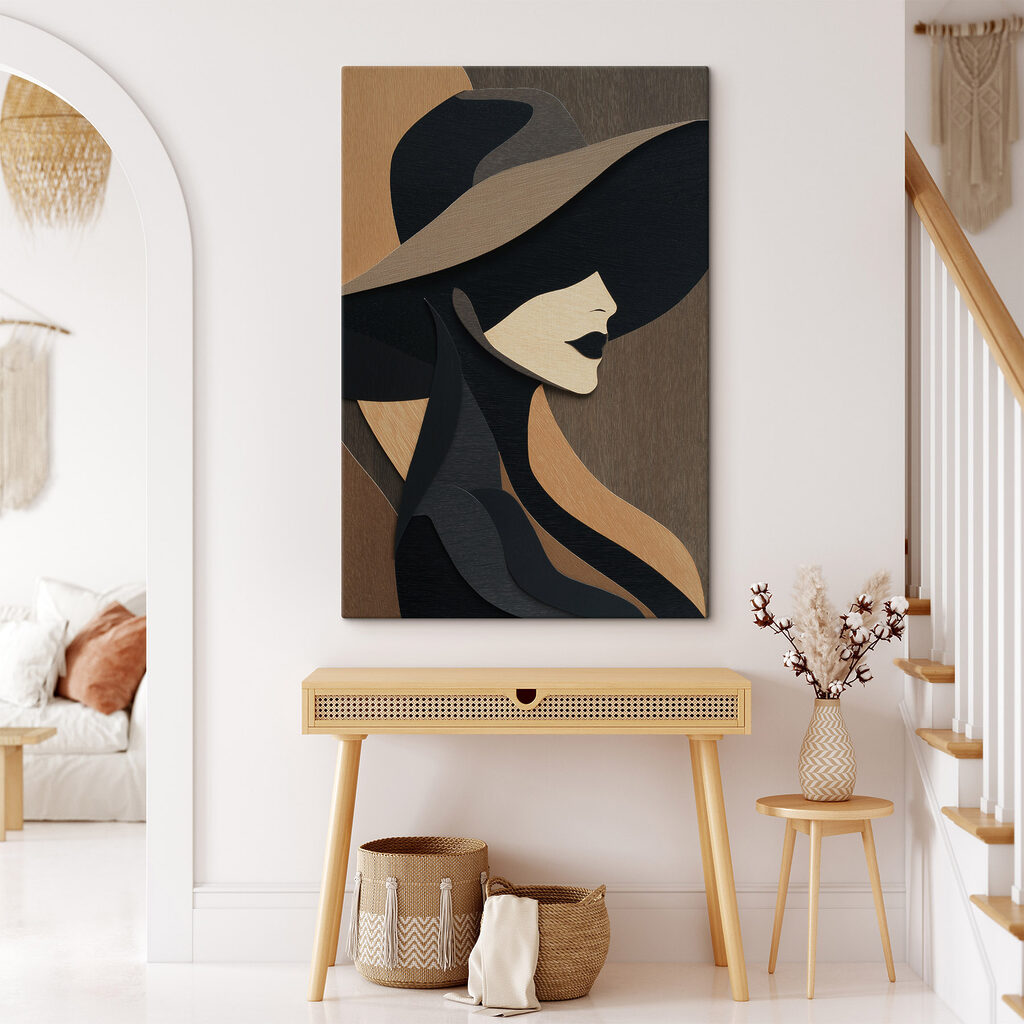 Profil au chapeau noir dans un intérieur