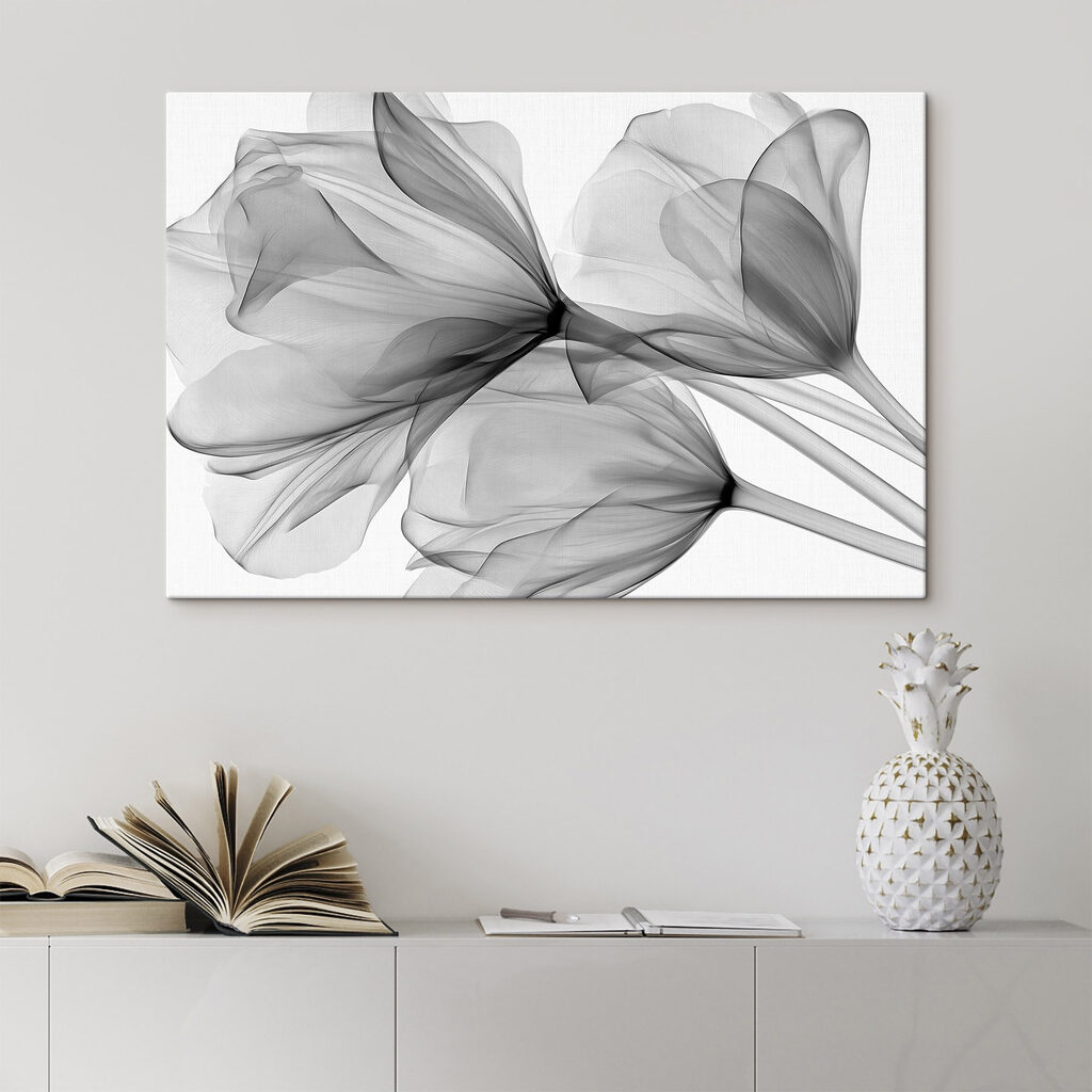 Tulipes translucides en gris dans un intérieur