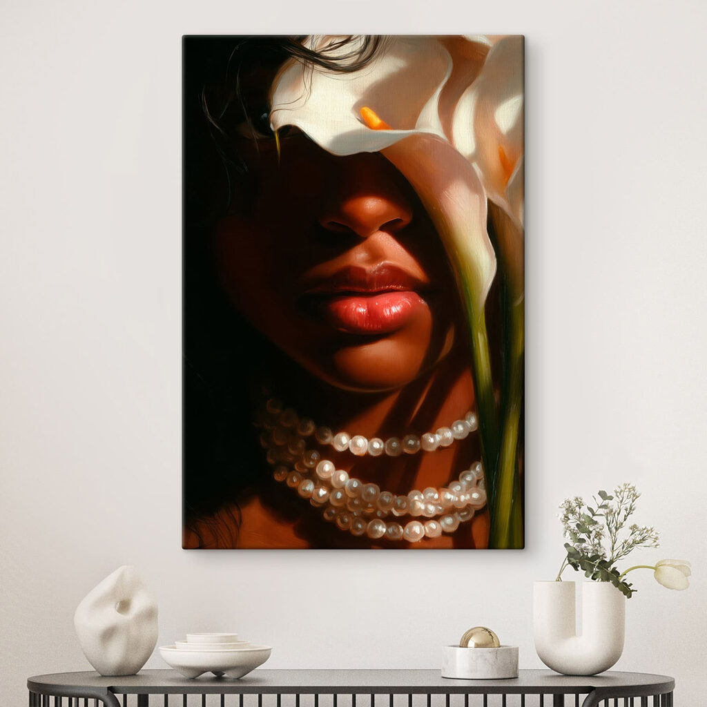Femme au calice blanc dans un intérieur