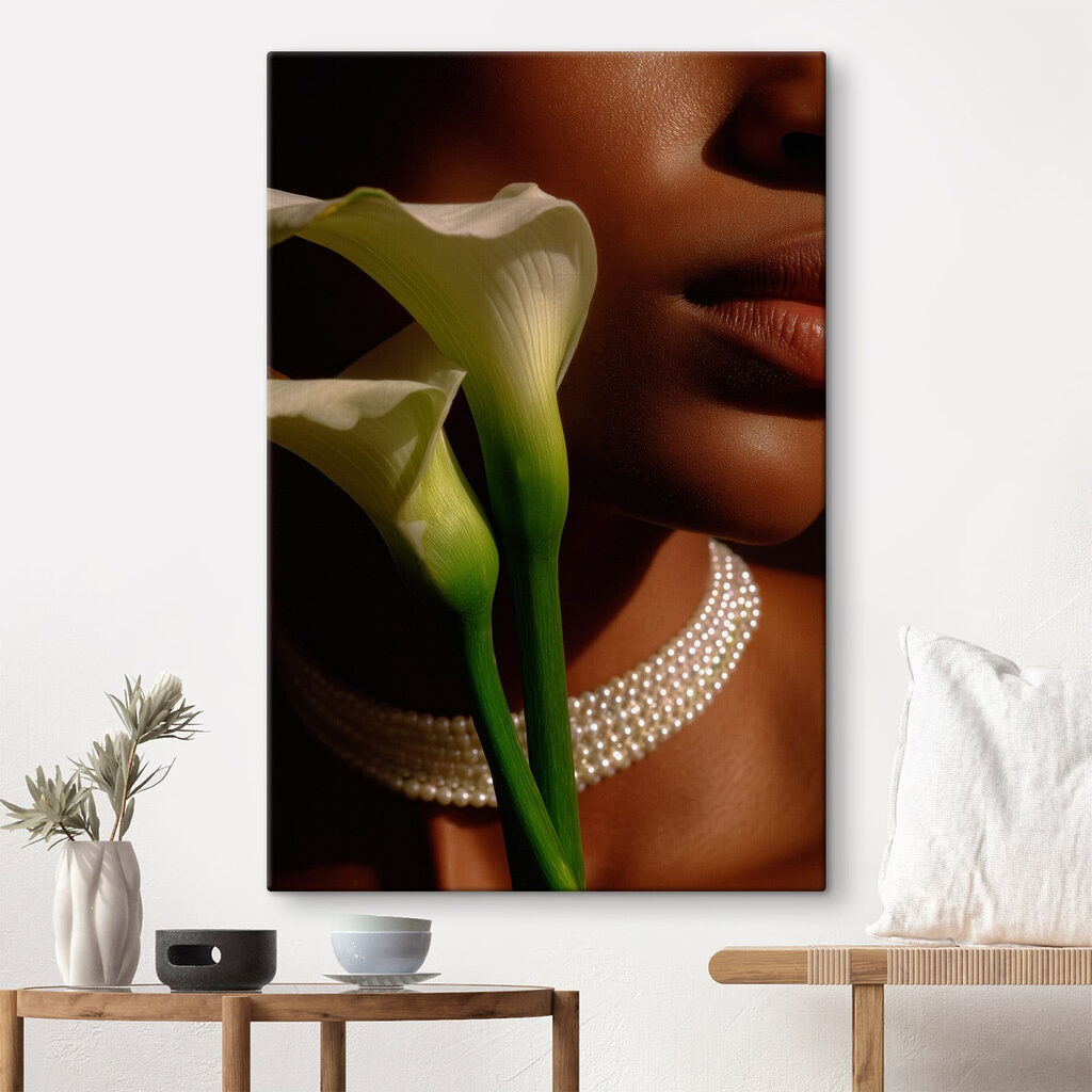 Calice blanc et perles dans un intérieur