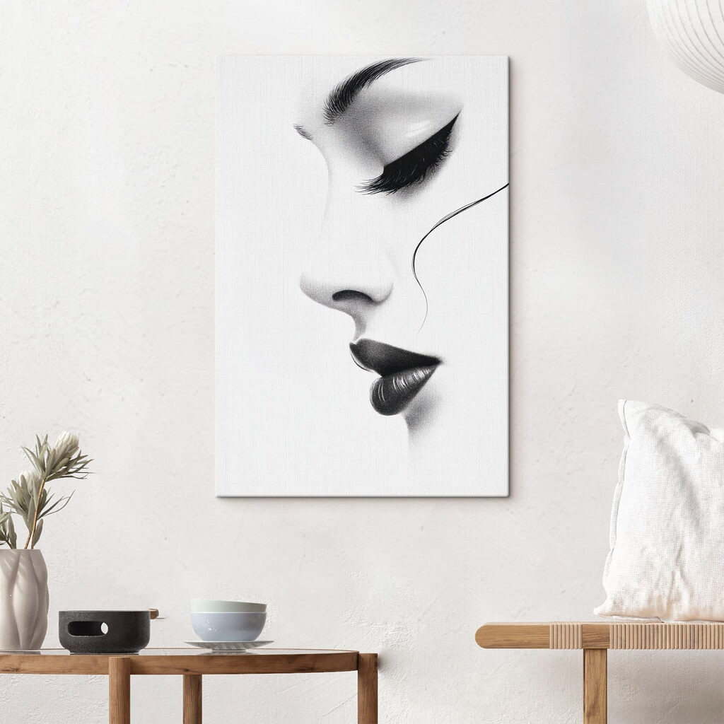 Profil féminin monochrome — intérieur 2