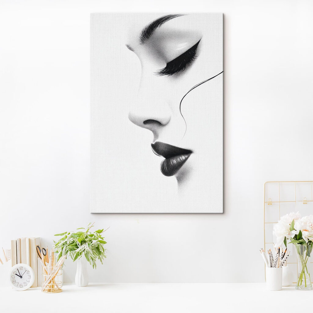 Profil féminin monochrome — intérieur 1