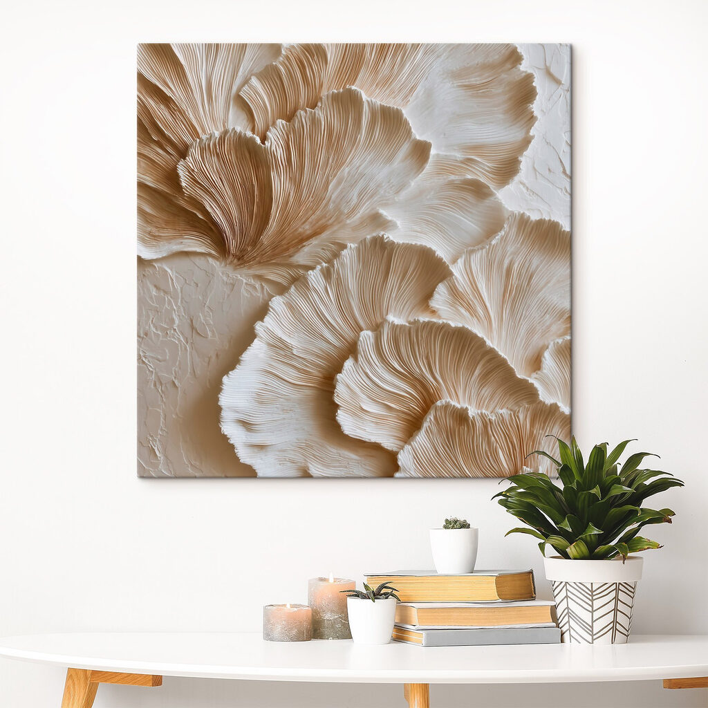 Éventails striés sur crème dans un intérieur