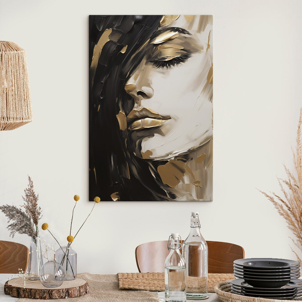 Paupières aux touches d’or dans un intérieur