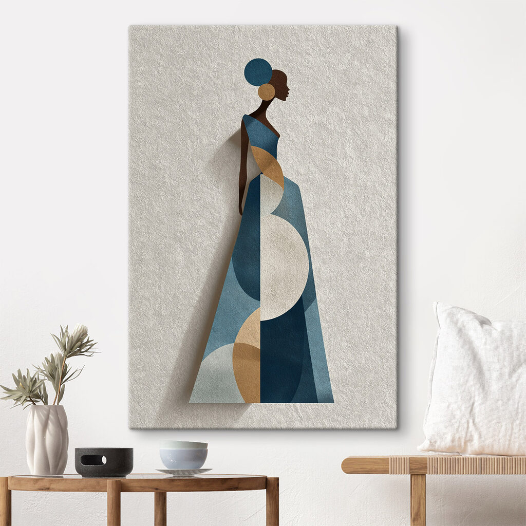 Longue robe bleue dans un intérieur