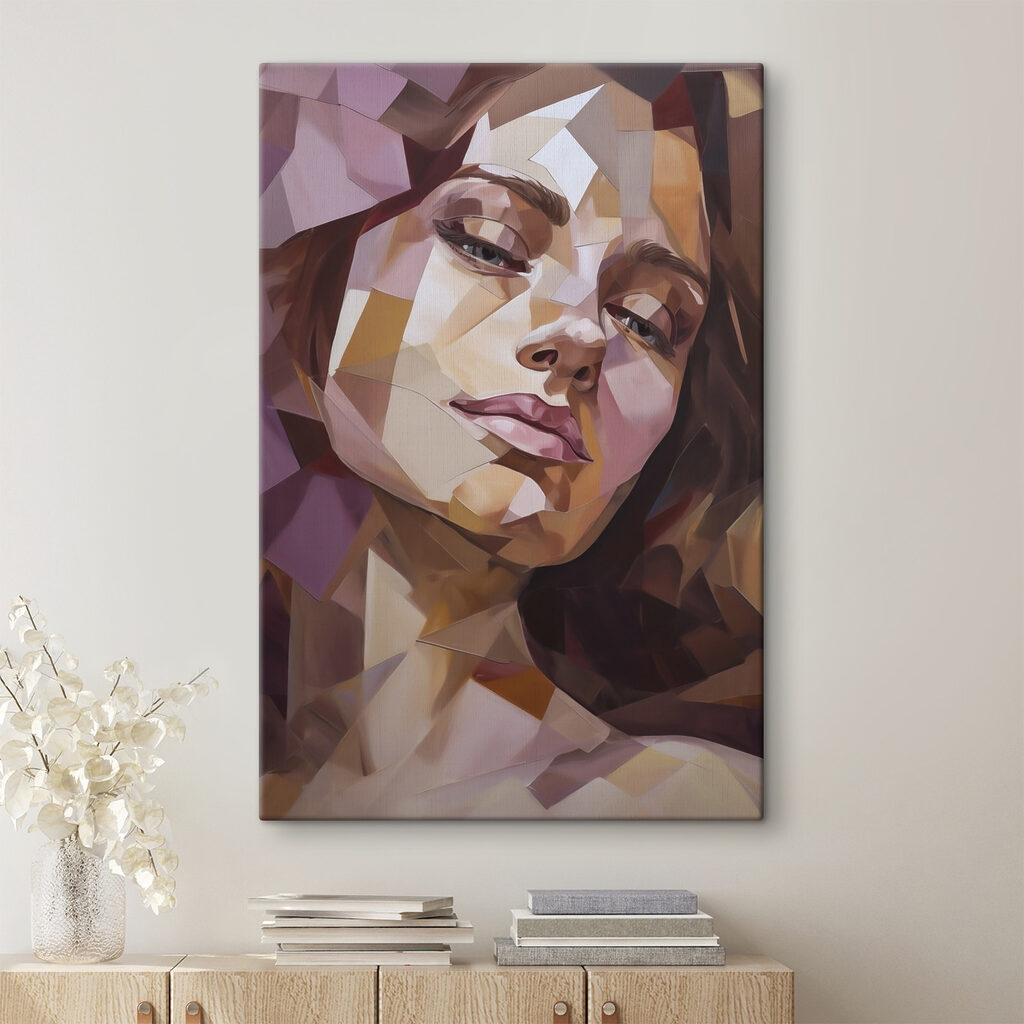 Visage aux facettes violettes dans un intérieur