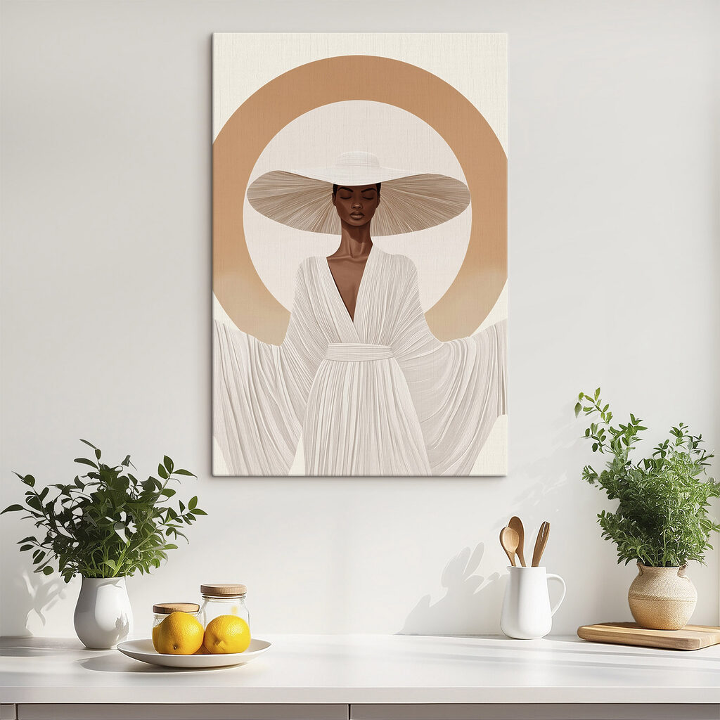 Chapeau blanc, robe plissée dans un intérieur
