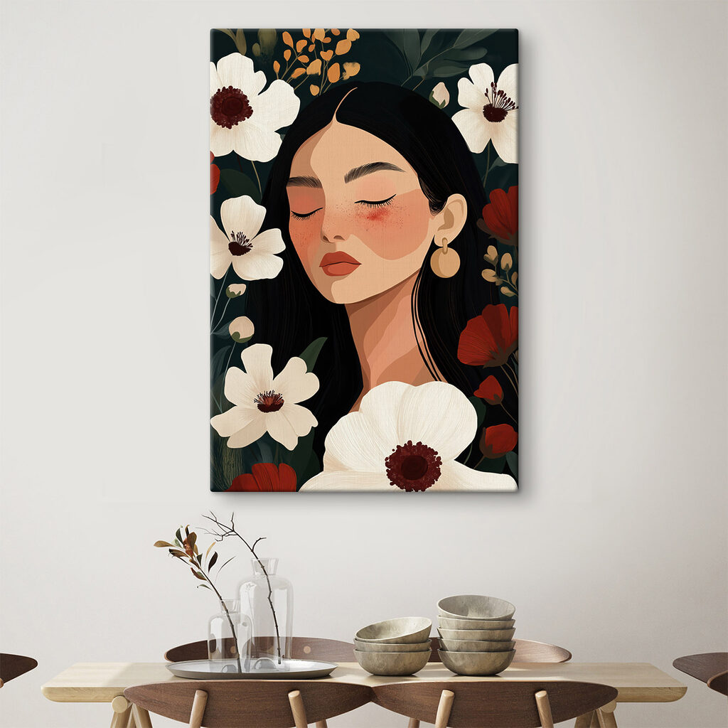 Femme aux fleurs crème dans un intérieur