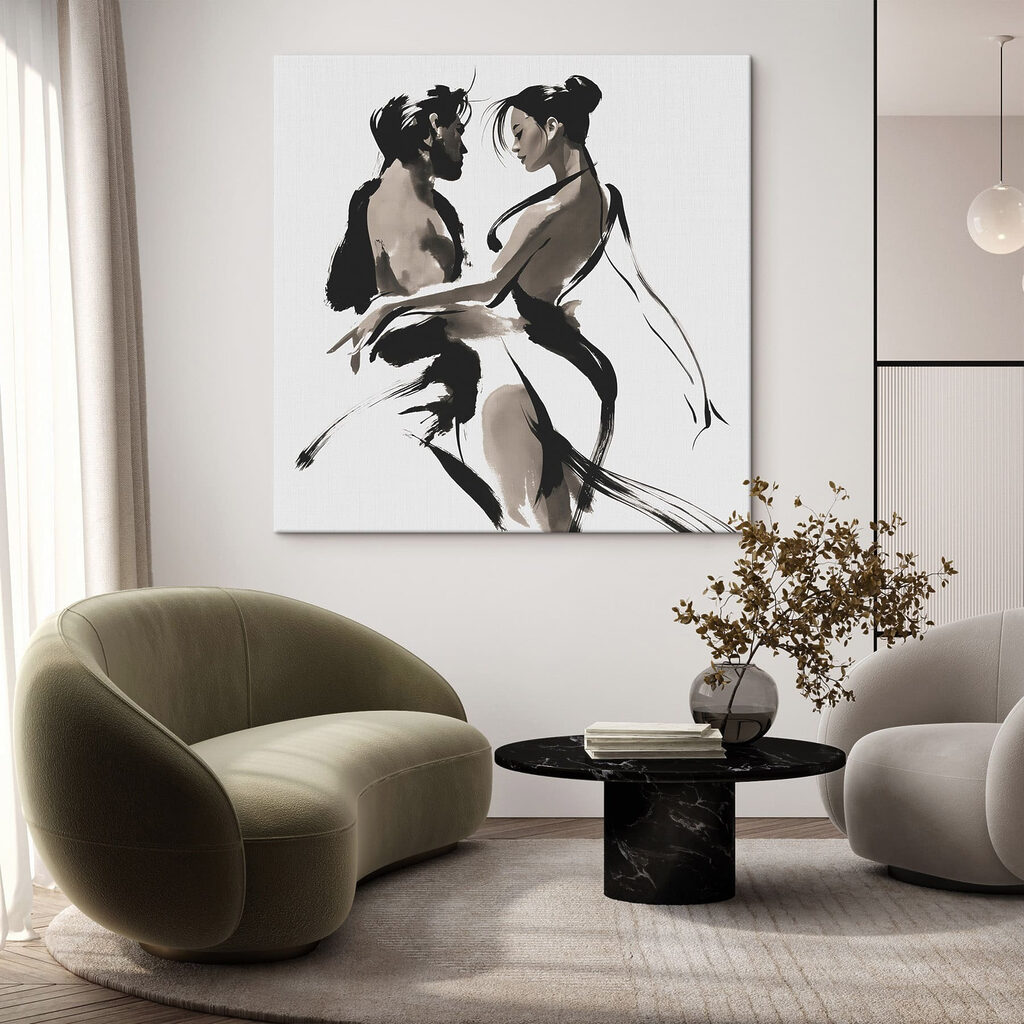 Étreinte au pinceau noir dans un intérieur