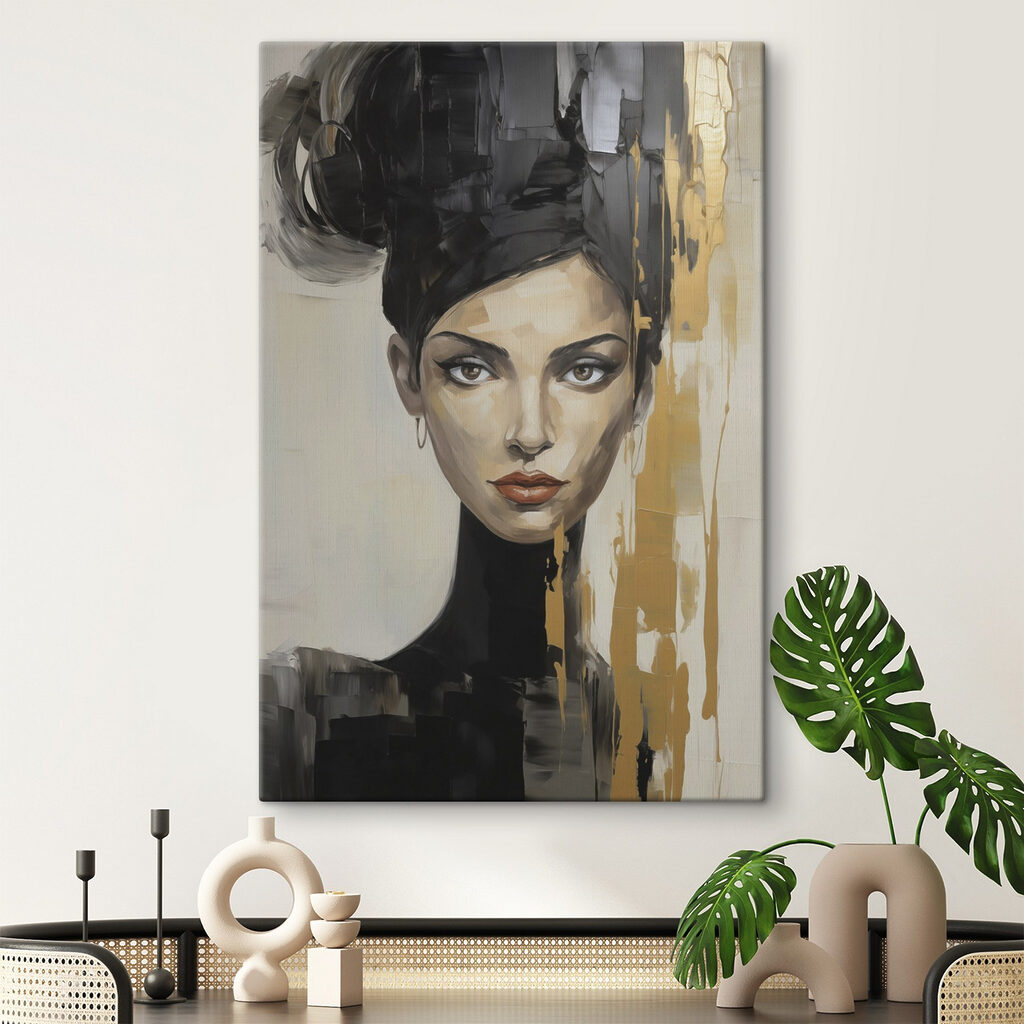 Femme aux touches dorées dans un intérieur