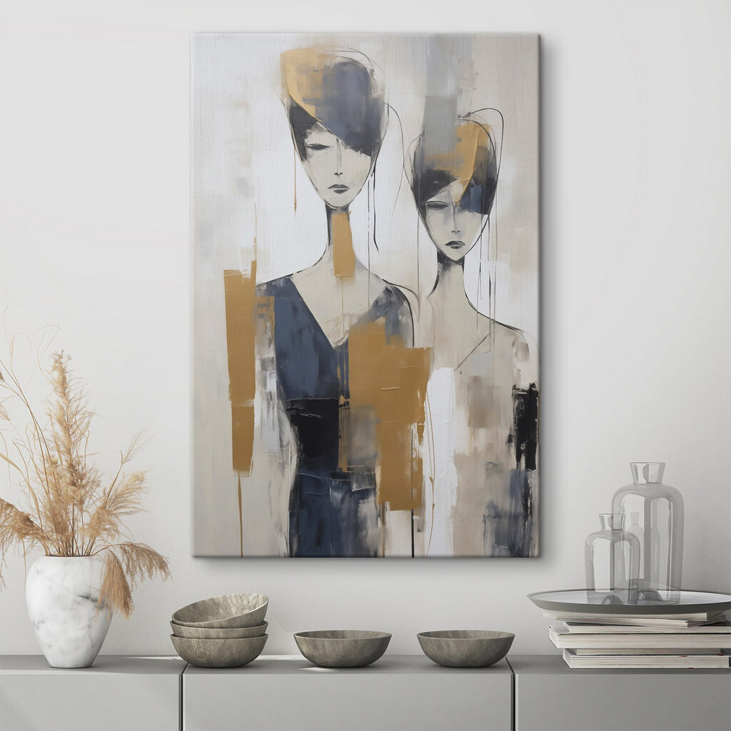 Deux femmes élancées dans un intérieur