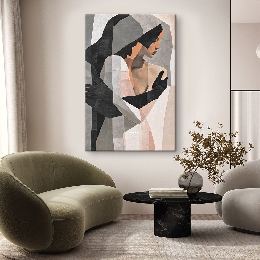 Femme en aplats gris — intérieur 1
